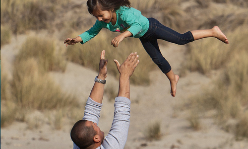 9 Little Things that Every Father Must Give to His Child