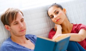 7 Signs Your Girlfriend is Losing Interest
